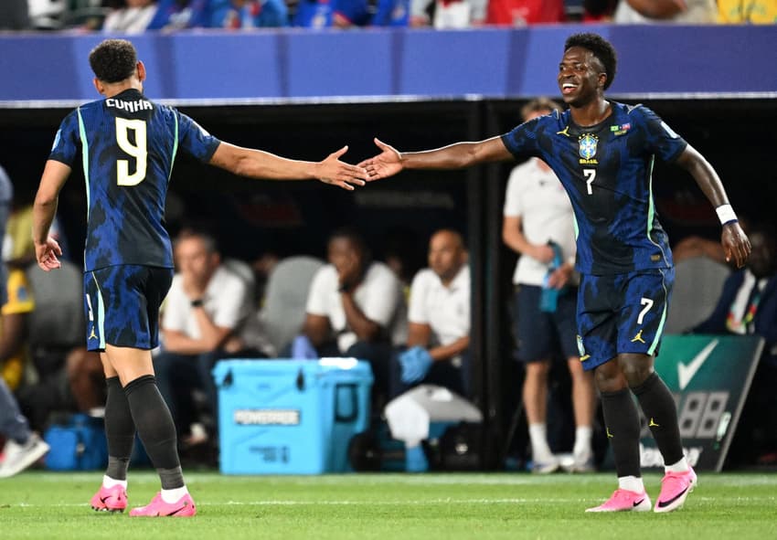 Matheus Cunha celebrando o segundo gol dele marcado na partida ao lado de Vinicius Jr. O Brasil venceu o confronto por 3 a 0