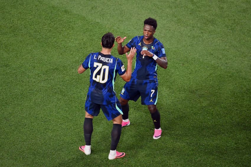 Vinicius Jr. celebrando o gol ao lado de Lucas Paquetá, também cria do Flamengo. A partida terminou 3 a 0 para o Brasil (Foto: Angela WEISS / AFP)