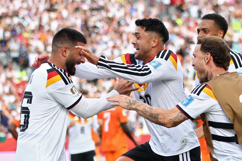 O atacante alemão Undav (e) é festejado ao marcar o gol da virada sobre a Costa do Marfim na Copa do Mundo (Foto: Cole Burston / AFP)
