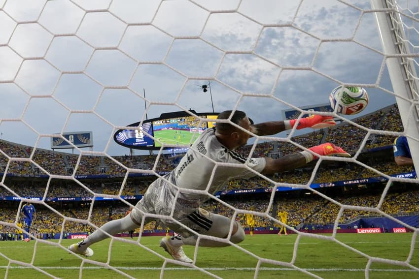 Eloy Room em uma das defesas no empate heróico de Curaçao (Foto: JUAN MABROMATA / AFP)