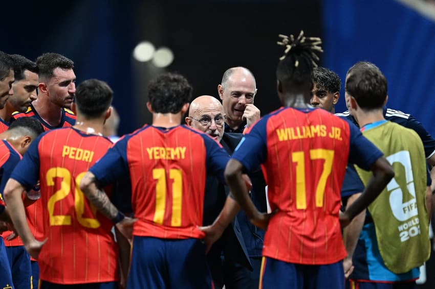 Luis de la Fuente instruindo a seleção da Espanha (Foto: Roberto Schmidt/ AFP)