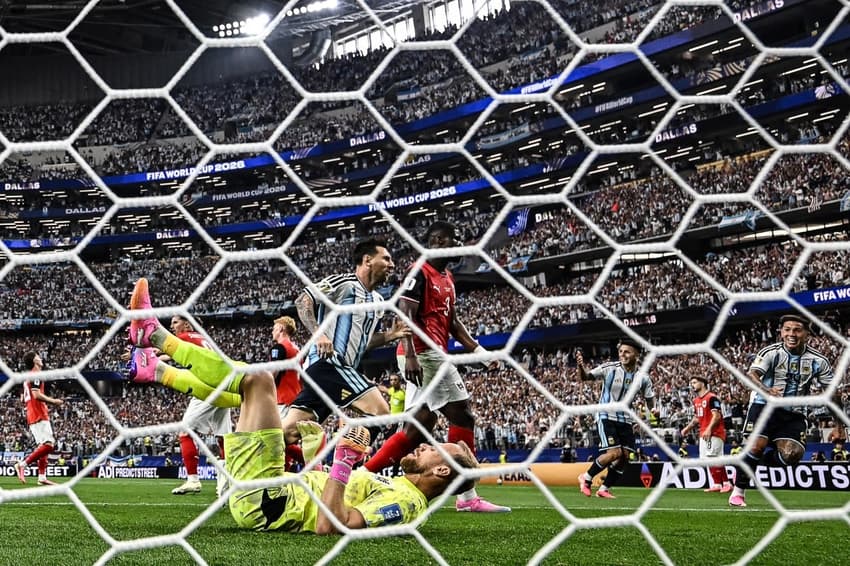 Messi corre para comemorar o primeiro gol da Argentina sobre a Áustria em Dallas (Foto: Paul ELLIS / AFP)