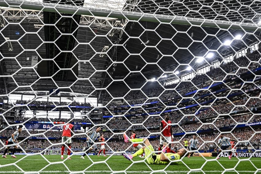 Lionel Messi corre para comemorar o primeiro gol da Argentina sobre a Áustria (Foto: Paul ELLIS / AFP)