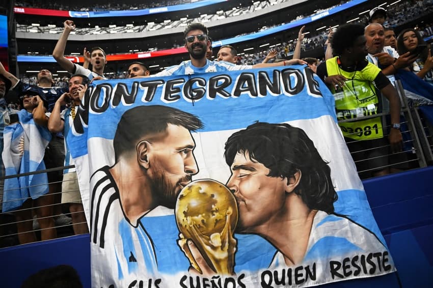 Bandeira da torcida argentina homenageia Messi e Maradona na Copa do Mundo 2026