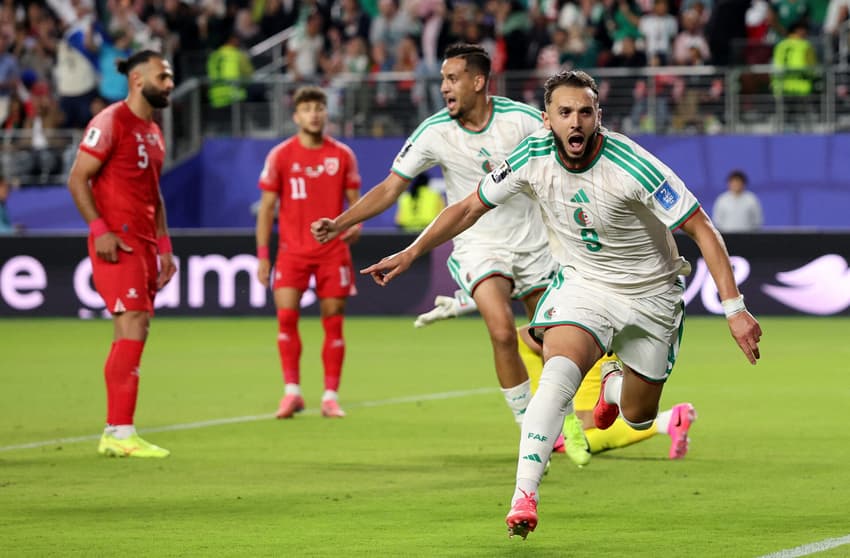 Pela Copa do Mundo, a Argélia venceu a Jordânia por 2 a 1 (Foto: Stu Forster/Getty Images/AFP)