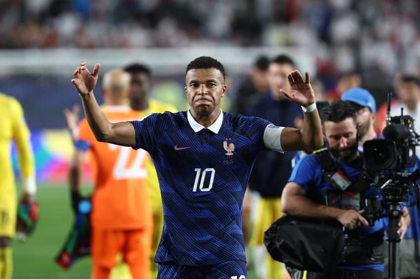 O francês Mbappé chegou aos quatro gols na Copa do Mundo (Foto: FRANCK FIFE / AFP)