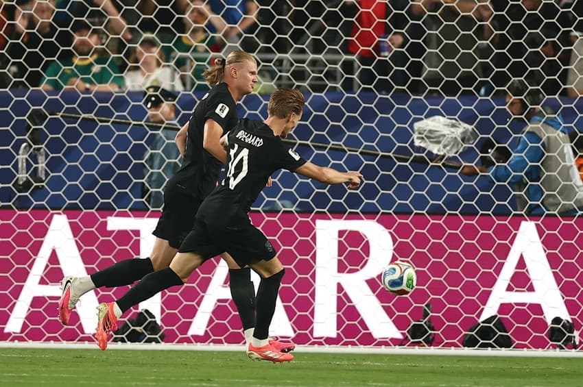 Erling Haaland comemora o segundo gol da Noruega sobre o Senegal. (Foto: Charly TRIBALLEAU / AFP)