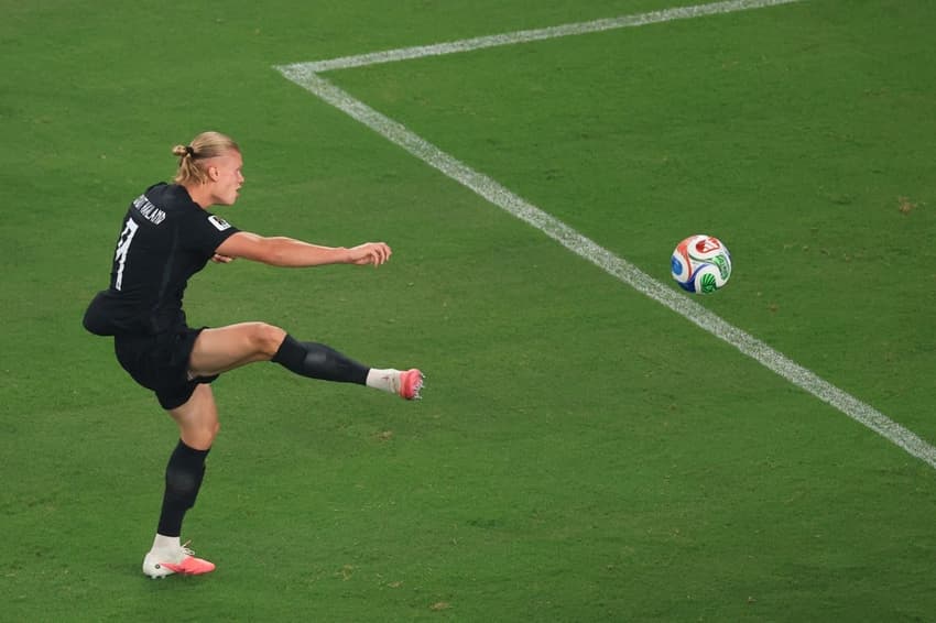 O norueguês Erling Haaland marca o terceiro gol na vitória sobre Senegal (Foto: Timothy A. CLARY / AFP)