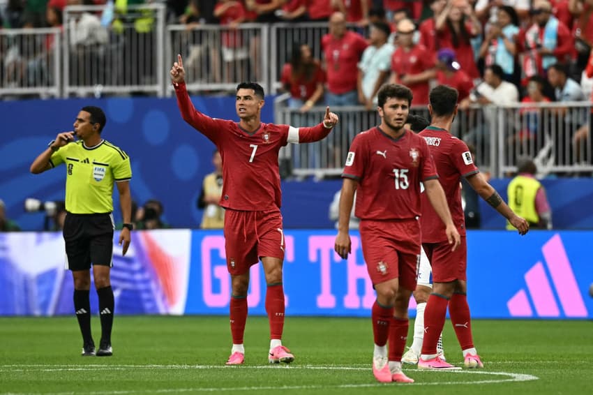 Cristiano Ronaldo e os jogadores de Portugal comemoram o terceiro gol marcado contra Uzbequistão na Copa do Mundo (Foto: PAUL ELLIS / AFP)