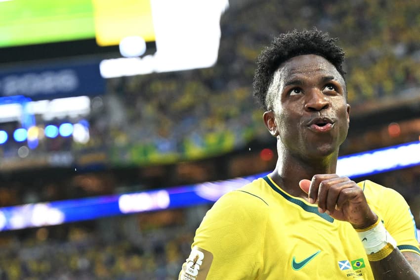 Vinicius Jr. comemorando o gol durante a vitória por 3 a 0 do Brasil contra a Escócia. Partida válida pela Copa do Mundo.