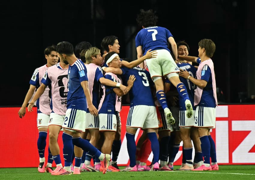 Jogadores do Japão comemorando gol contra a Suécia na Copa do Mundo 