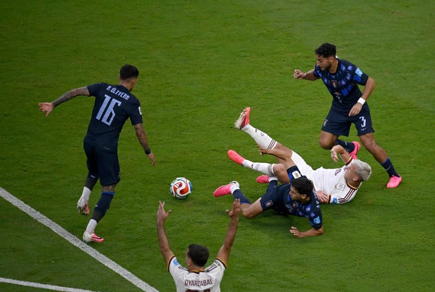 Jogadores do Uruguai e Espanha durante partida na Copa do Mundo 