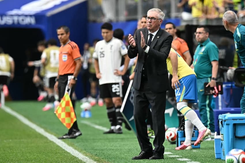 Ancelotti aplaude jogada do Brasil na beira do campo durante a partida contra o Japão na Copa do Mundo 2026