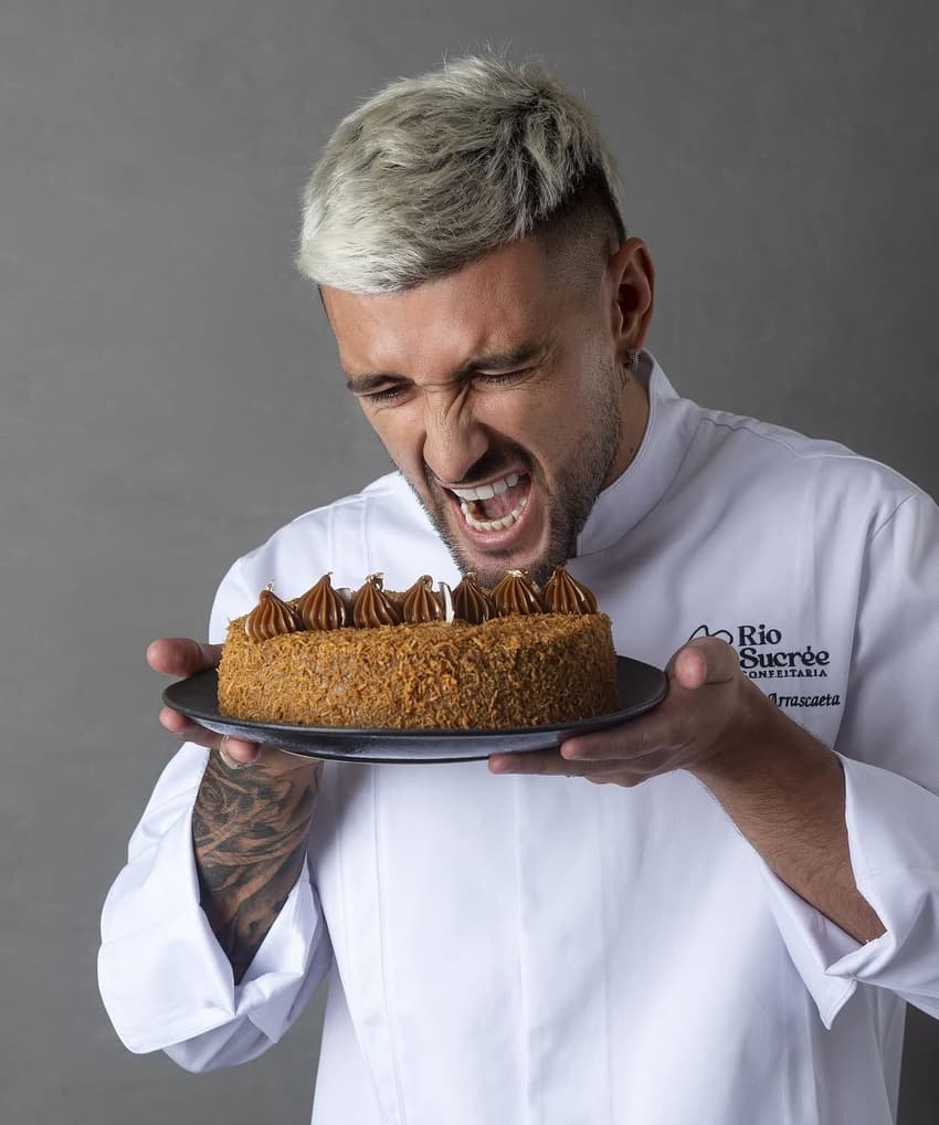 Arrascaeta, do Flamengo, com o "Bolo do Arrasca", da sua confeitaria no Rio de Janeiro 