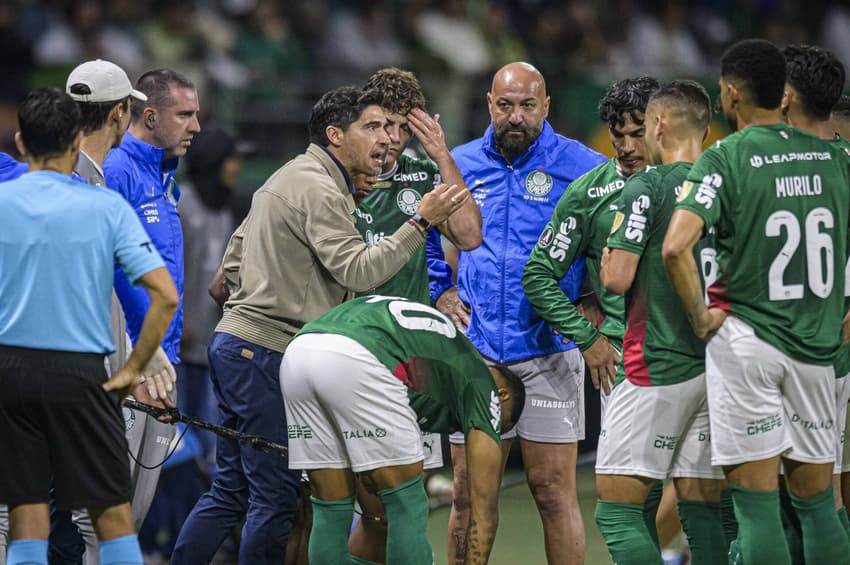 Abel Ferreira conversa com jogadores do Palmeiras durante jogo da Libertadores 