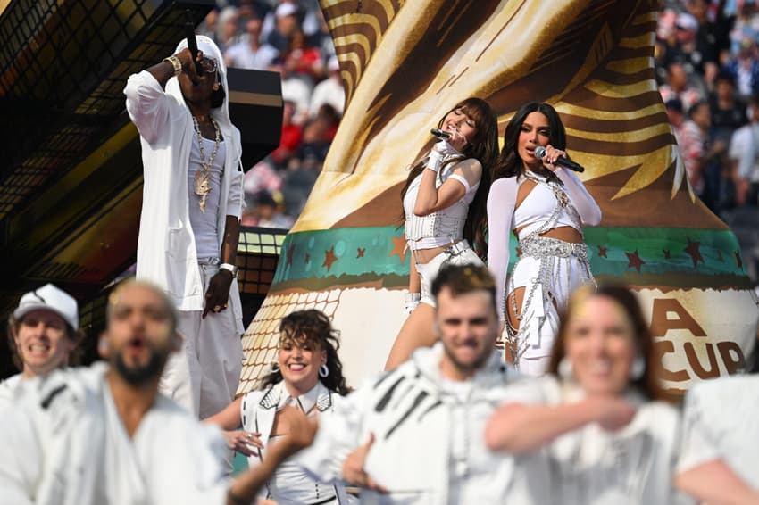 Abertura da Copa do Mundo nos Estados Unidos teve participação da Anitta (Foto: Patrick T. Fallon / AFP)