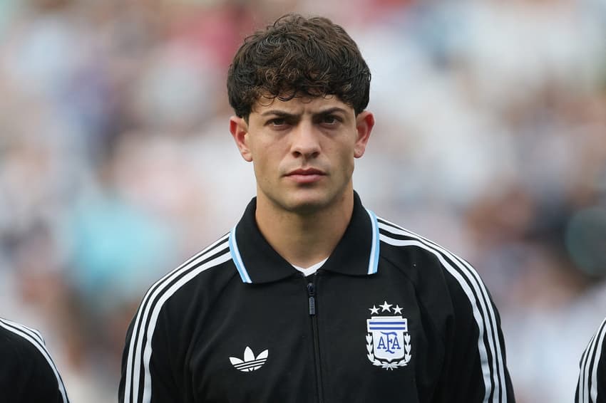 Agustín Giay durante o hino da Argentina antes do amistoso contra Honduras
