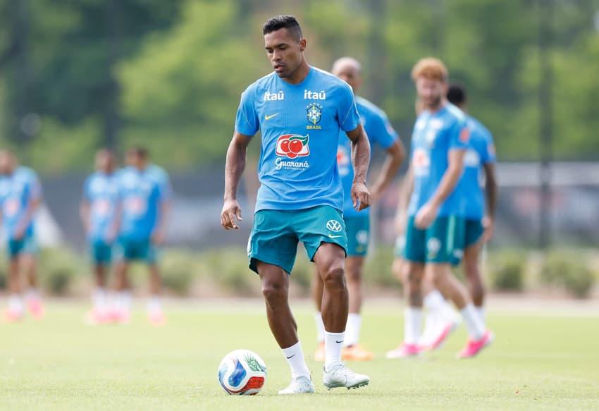 Alex Sandro disputa posição entre os titulares na Seleção (Foto: Rafael Ribeiro / CBF)