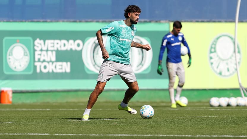 Alexander Barboza durante treino do Palmeiras