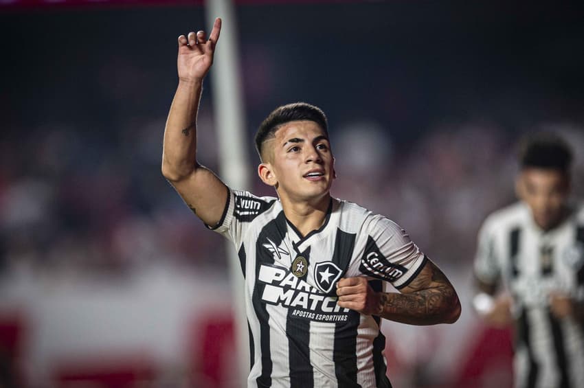 Almada comemora gol pelo Botafogo