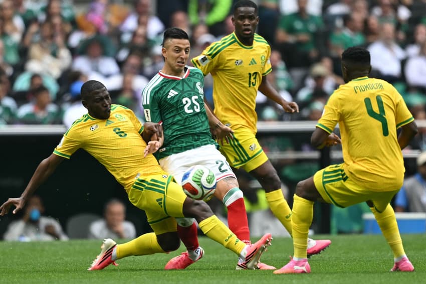 Alvarado e Modiba disputam bola em México x África do Sul no jogo de abertura da Copa do Mundo