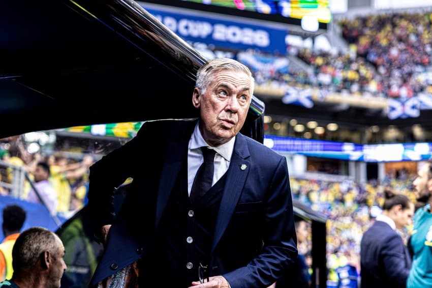 Ancelotti entrando no banco de reservas em jogo entre Brasil e Japão