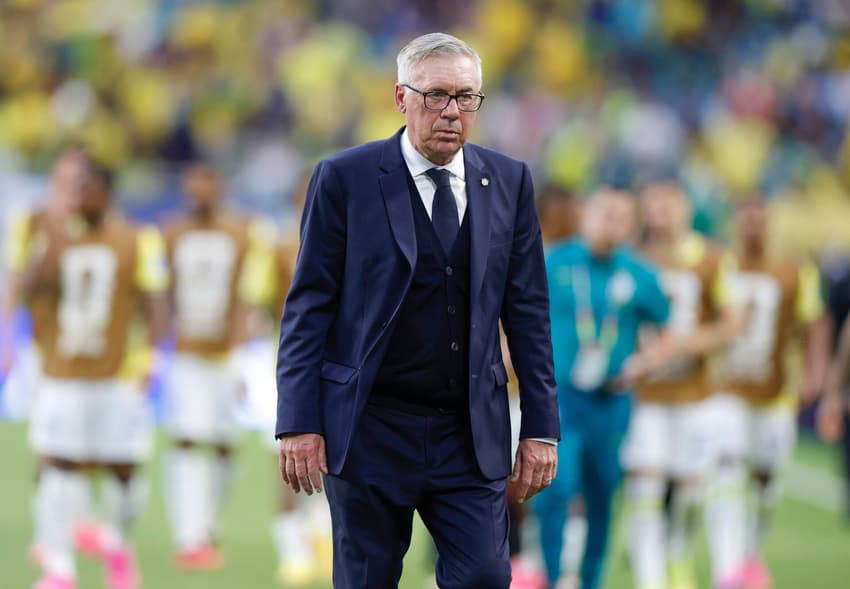 Ancelotti caminha no gramado do Hard Rock Stadium, em Miami