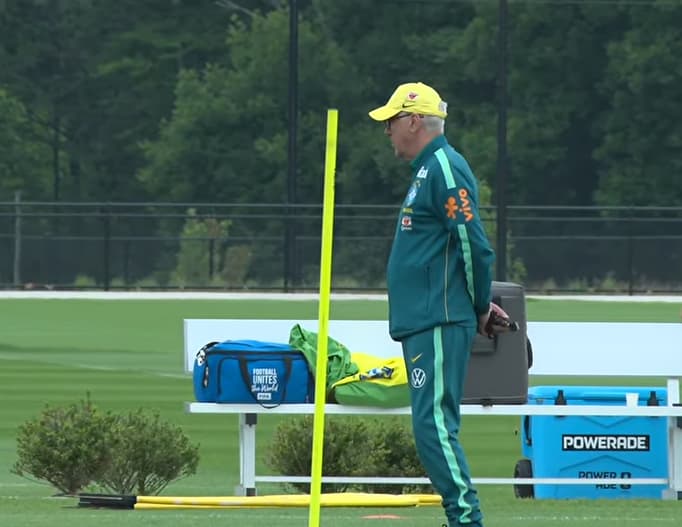 Ancelotti observa jogadores da Seleção Brasileira durante treino na Copa do Mundo