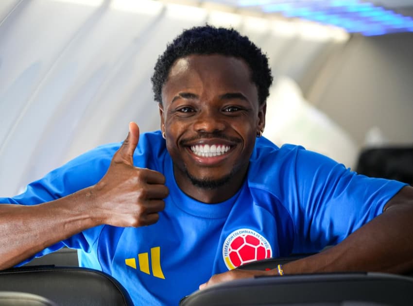 Andrés Gómez durante a viagem da seleção da colômbia para os EUA (Foto: Reprodução)