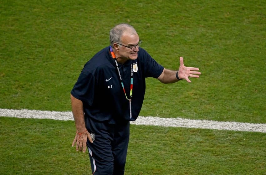 Argentino Marcelo Bielsa, técnico do Uruguai, gesticula na derrota para a Espanha