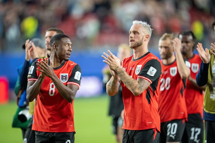 Áustria agradecendo os torcedores após a vitória na Copa do Mundo (Foto: Georg Hochmuth/AFP)