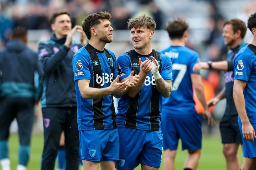 Ryan Christie ao lado de Ben Gannon-Doak, ambos trajados com o uniforme 2 do Bournemouth, da Inglaterra