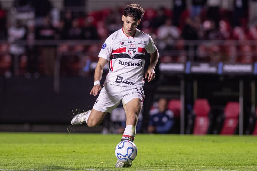 Damián Bobadilla arrisca finalização em jogo do São Paulo pela Copa Sul-Americana (Foto: Sports Press Photo / Fotoarena / Folhapress)