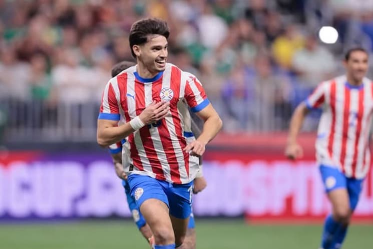 Bobadilla briga por titularidade no Paraguai no Mundial