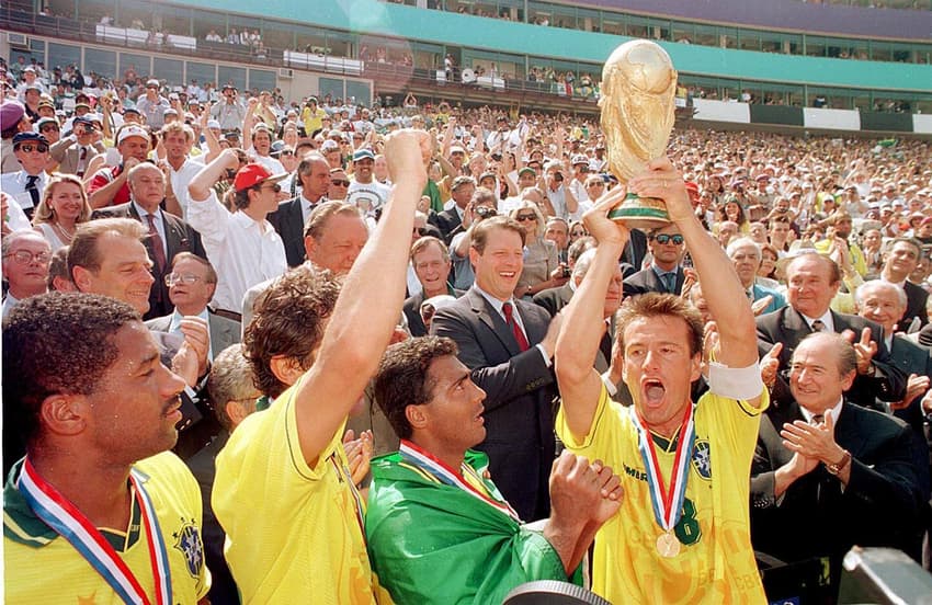 Dunga celebra a conquista do tetracampeonato mundial com a Taça da Copa do Mundo após o Brasil superar a Itália nos pênaltis nos Estados Unidos. (Foto: FIFA)