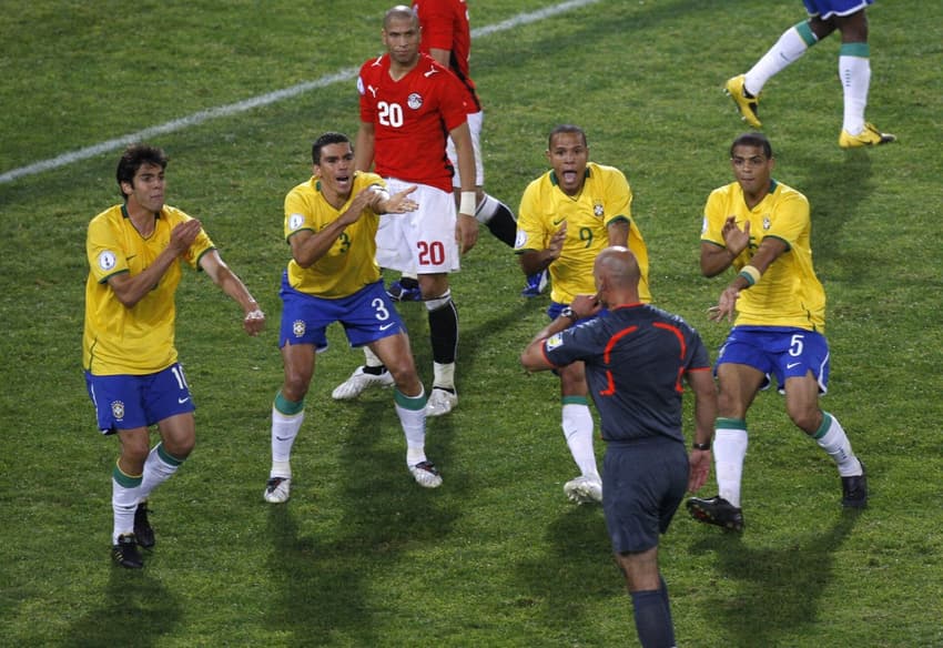 Jogadores do Brasil reclamam de pênalti após jogador do Egito colocar a mão dentro da área (Foto: Reprodução)