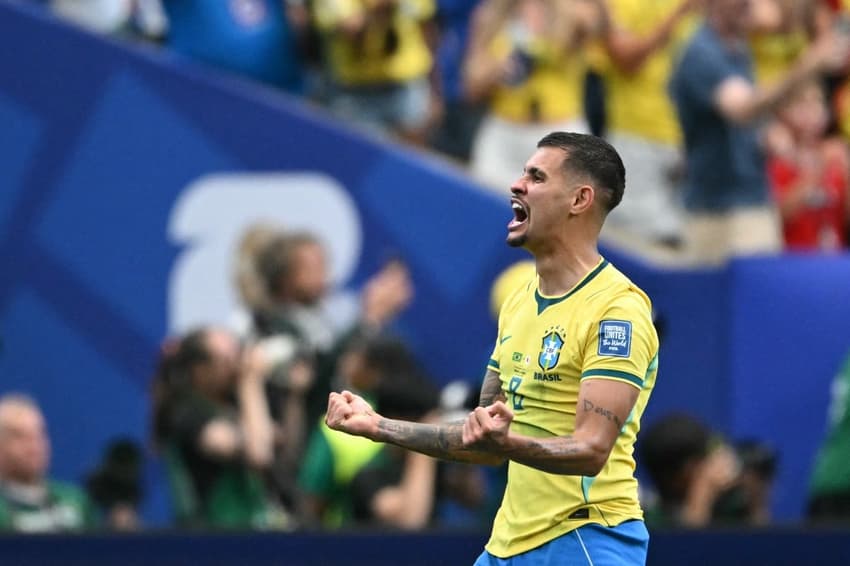 Bruno Guimarães cerra os punhos na virada do Brasil sobre o Japão