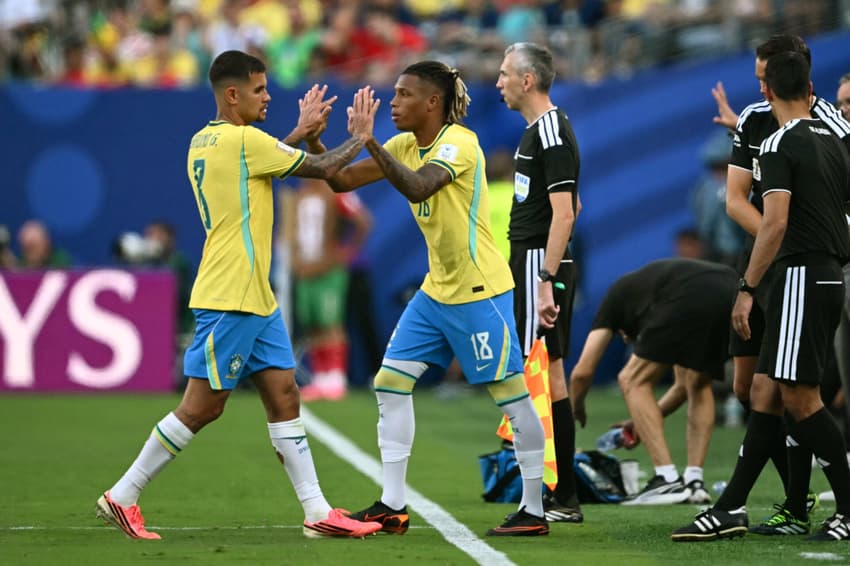 Bruno Guimarães, da Seçeão, cumprimenta Danilo Santos ao ser substituído no jogo entre Brasil e Marrocos, pela estreia das equipes na Copa