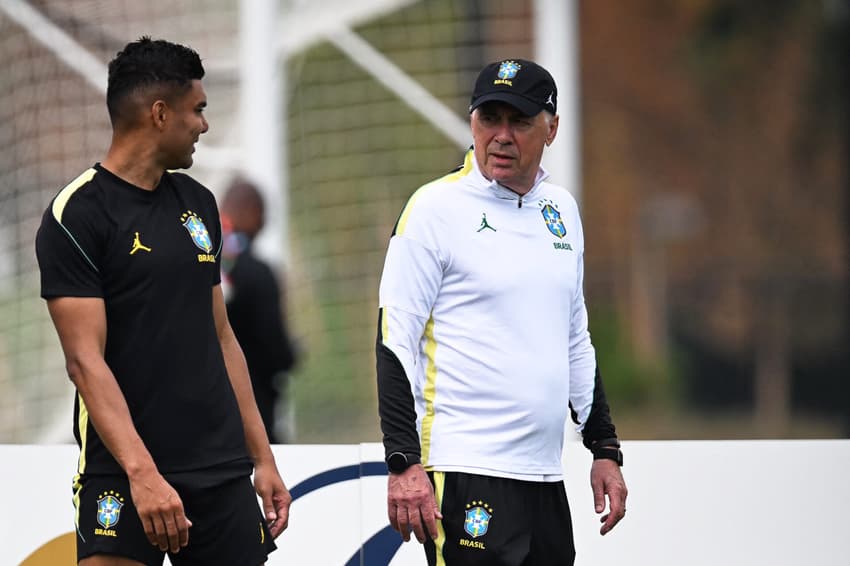 Casemiro ao lado de Carlo Ancelotti no treino da Seleção Brasileira da Copa do Mundo