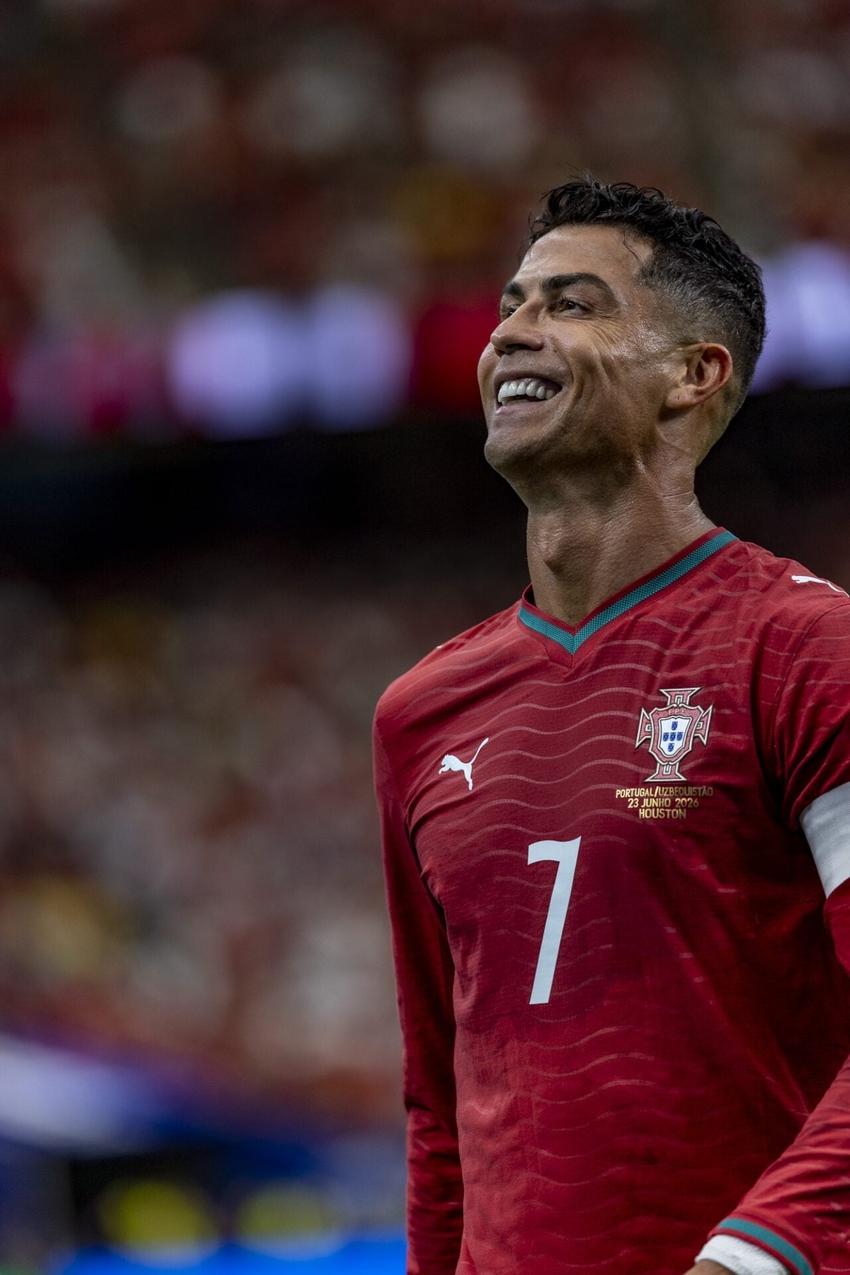 Cristiano Ronaldo sorrindo durante a partida contra o Uzbequistão na Copa do Mundo
