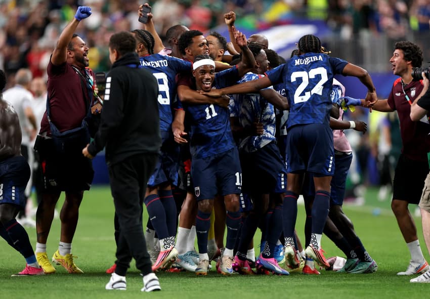 Jogadores de Cabo Verde comemorando classificação para o mata-mata da Copa do Mundo