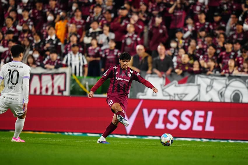Caetano celebra título do Campeonato Japonês pelo Vissel Kobe (Foto: Divulgação)
