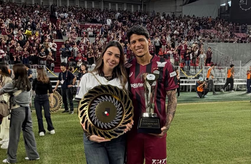 Caetano celebra título do Campeonato Japonês pelo Vissel Kobe (Foto: Divulgação)