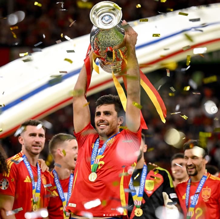 Rodri, capitão da Espanha, comemorando título da Euro (Foto: Divulgação)