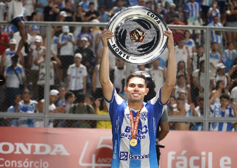 Pedro Henrique comemora título pelo Paysandu (Foto: Arquivo pessoal)