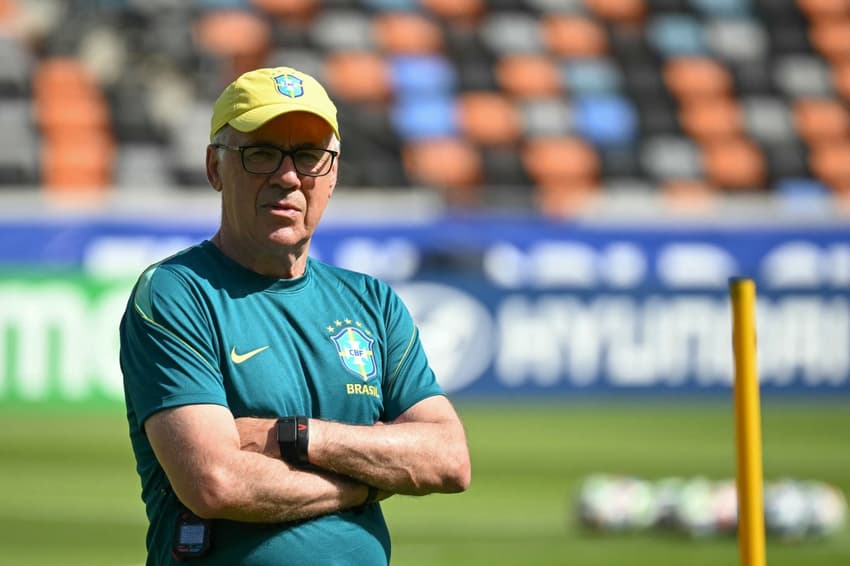Carlo Ancelotti cruza os braços em treino do Brasil em Houston