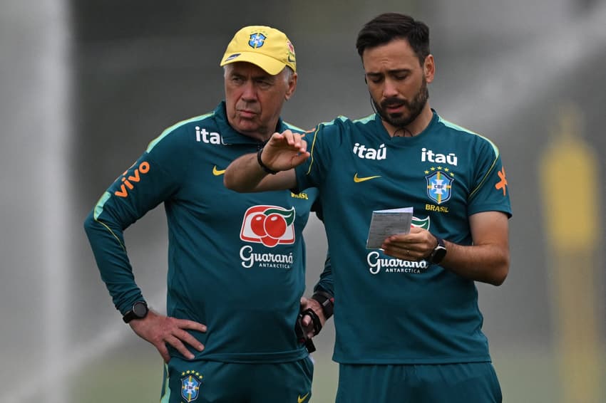 Carlo Ancelotti e Davide Ancelotti durante treino da Seleção Brasileira