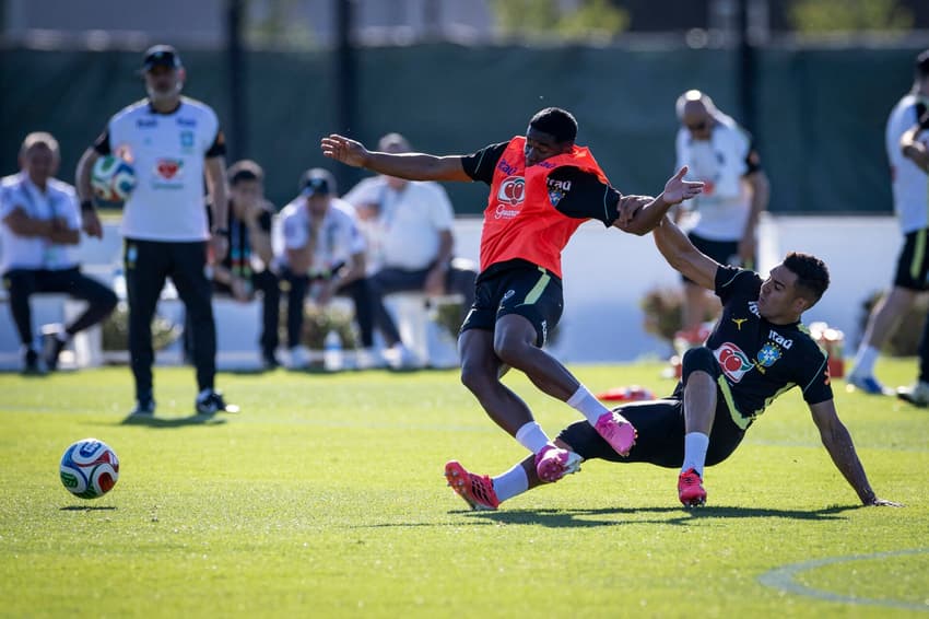 Casemiro dá forte entrada em Endrick durante treino da Seleção Brasileira nos Estados Unidos.