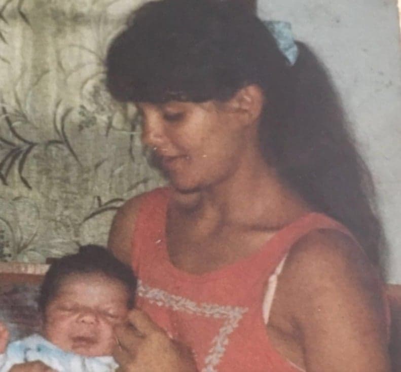 O pequeno Casemiro no colo da mãe, Magda: ela foi exemplo de força (Foto arquivo pessoal)
