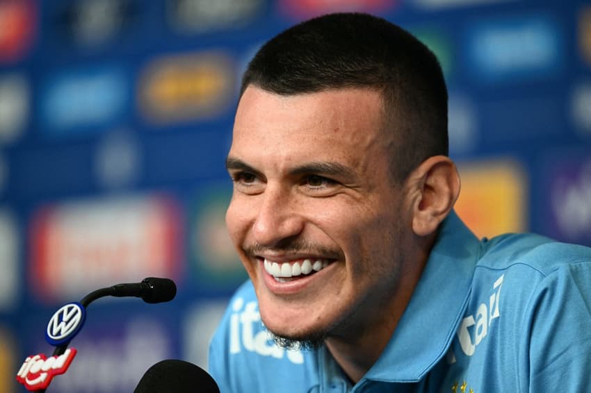 Ibañez deve ser o titular da lateral direita de Carlo Ancelotti (Photo by Mauro PIMENTEL / AFP)